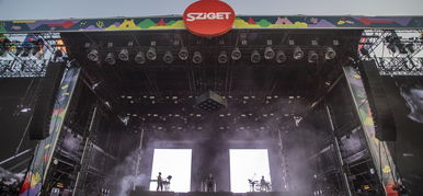 Egy rajongó feldobta a telefonját a Sziget nagyszínpadára koncert közben, utána pedig hihetetlen dolog történt