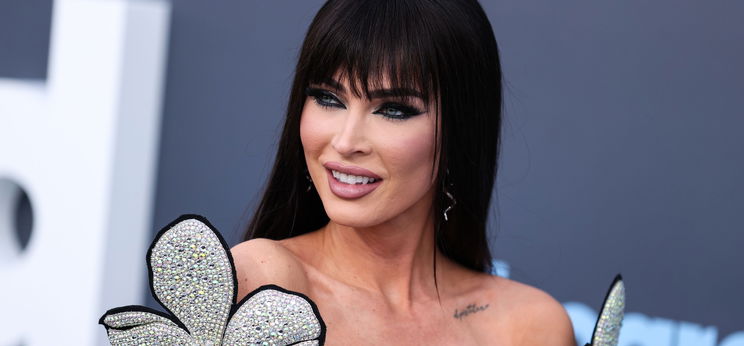 Megan Fox mellei kiesnek a melltartóból, míg Vanessa Hudgens a címlapon villantott – válogatás