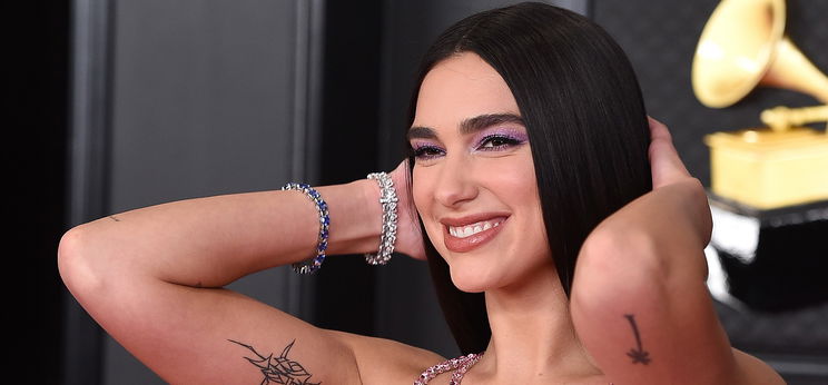 Mészáros Mercédesz egy tanyán dobta le a melltartóját, de Dua Lipa kebleit is megcsodálhatod – válogatás