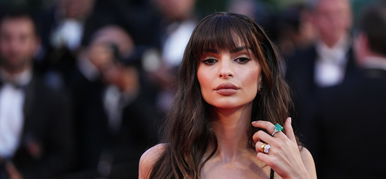 Emily Ratajkowski hatalmas mellei alig fértek el a kezében, miközben teljesen pucéran pózolt