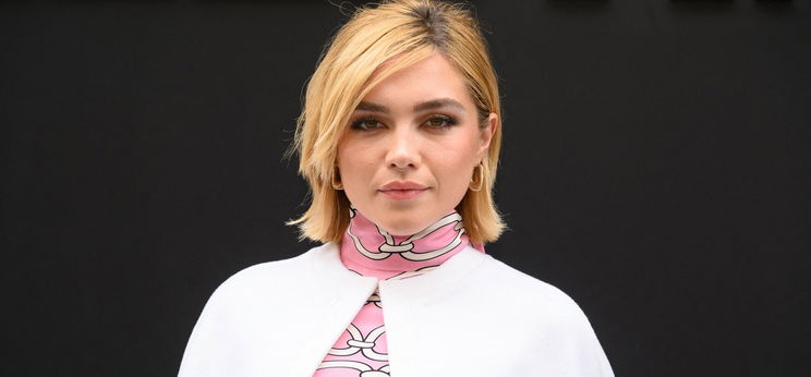 A dögös Marvelhős mellbimbójától hangos a világsajtó, Florence Pugh botrányt okozott a bevállalós ruhájával