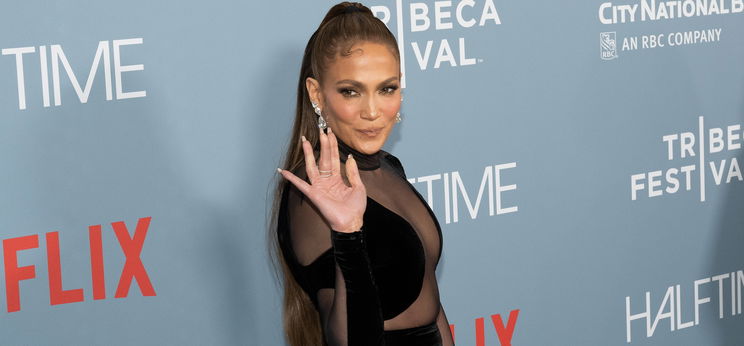 A lottósorsolás hazai szépsége őrülten kívánatos bikiniben, de Jennifer Lopez is újra a melleivel hódít