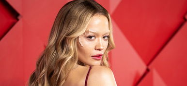Rita Ora pucérruhájától megvadult a vörös szőnyeg - fenekét és kebleit villogtatta az énekesnő