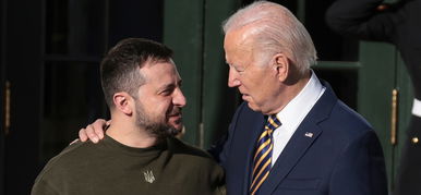 Joe Biden tényleg Zelenszkij fenekét paskolgatta? Most kiderült, mi van a fotó mögött