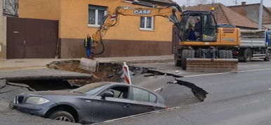 Mintha bombát dobtak volna Debrecen közepére, úgy néz ki most a BMW alatt beszakadt úttest