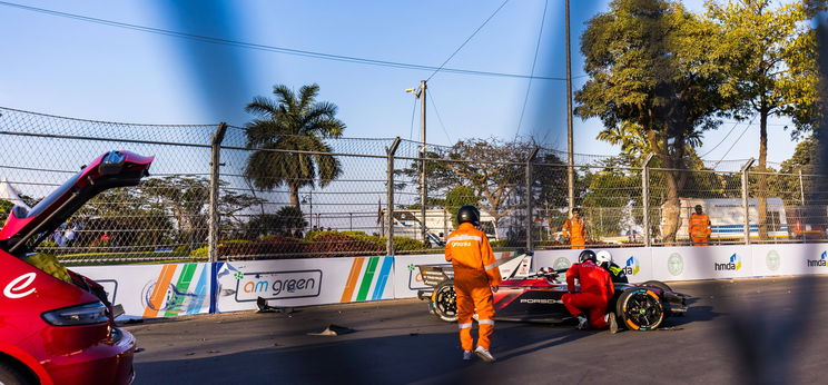 Ijesztő horrorbalesetet szenvedett a korábbi F1-es pilóta – Videón a bukása