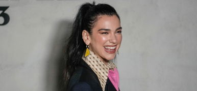 Dua Lipa átlátszó ruhája a bugyi helyén nagyon feltűnő, íme a fotó, amiért rajong a férfivilág