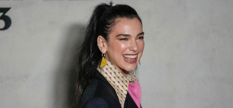 Dua Lipa átlátszó ruhája a bugyi helyén nagyon feltűnő, íme a fotó, amiért rajong a férfivilág