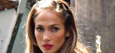 Jennifer Lopez kezével takargatja a bugyiját, de így is látszik minden sejtelmesen - elkészült az egyik legvadabb fotósorozat a gyönyörű énekesnőről