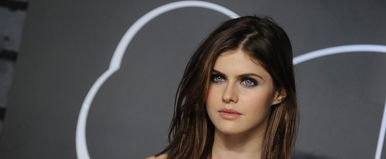 Alexandra Daddario levetkőzött a vízparton, videóban omlik le a testéről a ruha