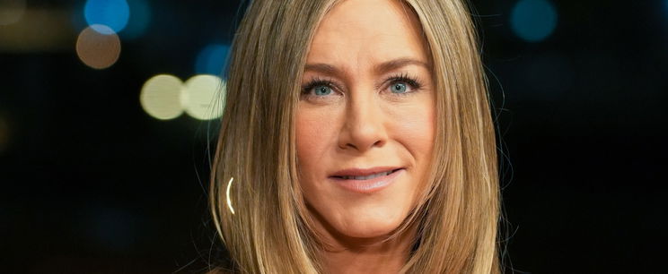 A szuperdögös Jennifer Aniston ruhája huncutul omlik rá a frenetikusan formás fenekére, a látvány maga a mennyország