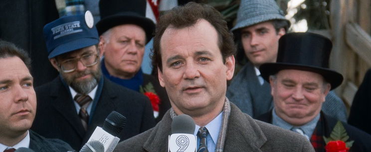 A zsémbes Bill Murray 34 évig ugyanazt a napot élte át egy időcsapdában – még mindig igazi kultikus alkotás az Idétlen időkig