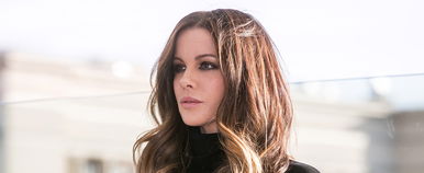 Kate Beckinsale fehér bugyira vetkőzött a kamera előtt, majd benéz a hűtőbe