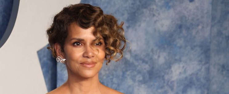 Halle Berry anyaszült meztelen állt ki az erkélyre, 56 évesen is ugyanolyan formás és feszes mindenhol, mint a Szörnyek keringőjében