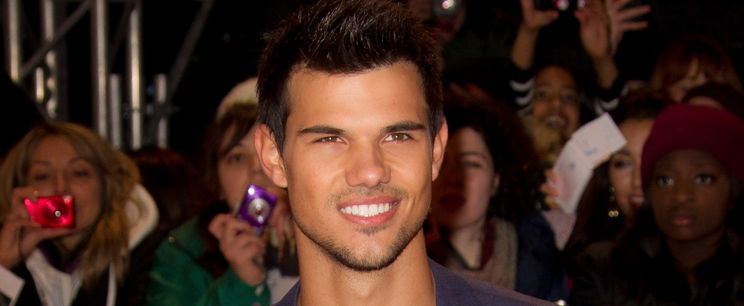 Az Alkonyat dögös farkasfiúja mellé még te is bemásznál a kádba - Taylor Lautner alaposan megváltozott