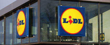 Mesteri lopást hozott össze a Lidlben egy vásárló, aki rengeteg terméket csempészett ki, de végül csak lebukott