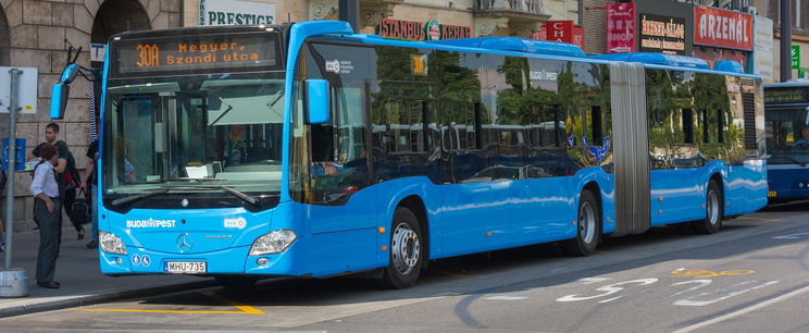 Őrjöngő nyugdíjas zaklatta a fiatalokat egy budapesti buszon, többen inkább leszálltak