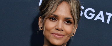 Halle Berry szétnyíló köntöse többet mutat a kelleténél, míg Molnár Anikó előkapta a tejszínhabot a hűtőből – válogatás