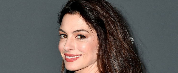 Anne Hathaway ruháján egy óriási nyílás tátongott, a fehérnemű helyén is átnyúlt - de ez csak a látszat