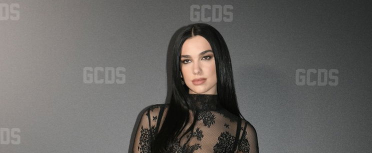 Dua Lipa szoknyája rendkívül pikáns helyen nyílt szét, címlapfotó lett belőle