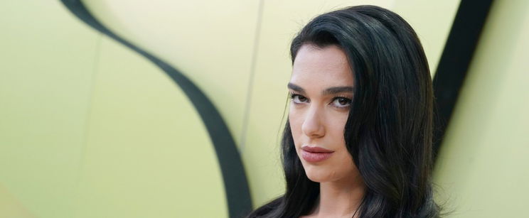 Dua Lipa fehérneműje nagyon kilátszódott, még azt is lehetett látni, hogy mi volt ráírva a közepén