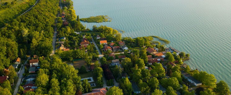 A Balaton rettenetesen ősi élőlény maradványait mostra partra, félelmetets történetek sora kapcsolódik ezekhez a tárgyakhoz