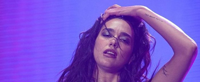 Dua Lipa szoknyája túl rövid volt, azonnal kilátszódott minden - vagy ez a rakoncátlanság mégis az élő show ruhájának a része volt?