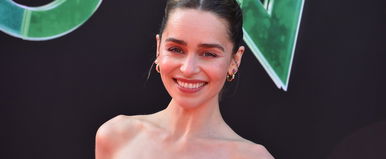 Mélyen kivágott ruhát vett fel a Trónok harca gyönyörű sztárja, melltartó nélkül jelent meg a vörös szőnyegen Emilia Clarke