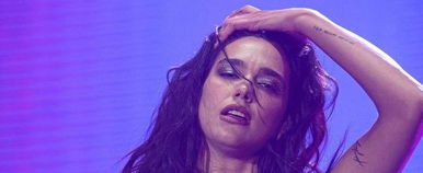 Dua Lipa rózsaszín bugyija a színpad közepén látszódott ki, videók ezrei kerültek fel a netre