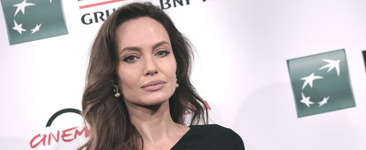 Az amputált lábú Angelina Jolie-t ábrázoló kép sokkolta a rajongókat - ki tette ezt a hollywoodi szupersztárral?