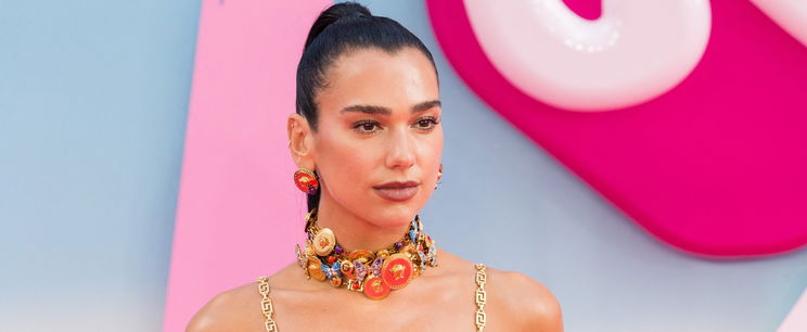 Erősen kilátszódott Dua Lipa tangája, de a melltartóját is tűzre dobta – valóban minden szem rászegeződött