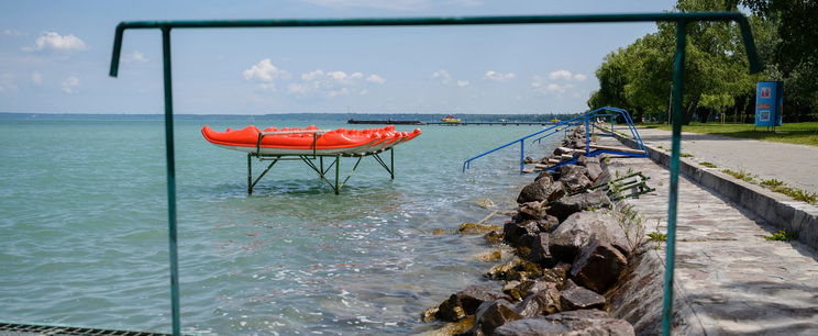 A Balatonnál egy dermesztő szatír lesi az áldozatait, a közvélemény teljesen kiakadt