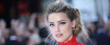 Amber Heard átlátszó szoknyája a bugyi helyén nagyon feltűnő, férfiak ezrei csak egyetlen pontra tudnak bámulni