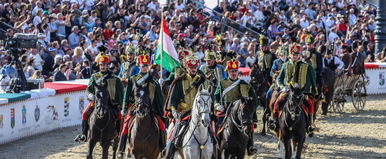 Brutális baleset a Nemzeti Vágtán, a megvadult ló ledobta magáról a magyar színésznőt, még most is a hideg futkos a hátunkon