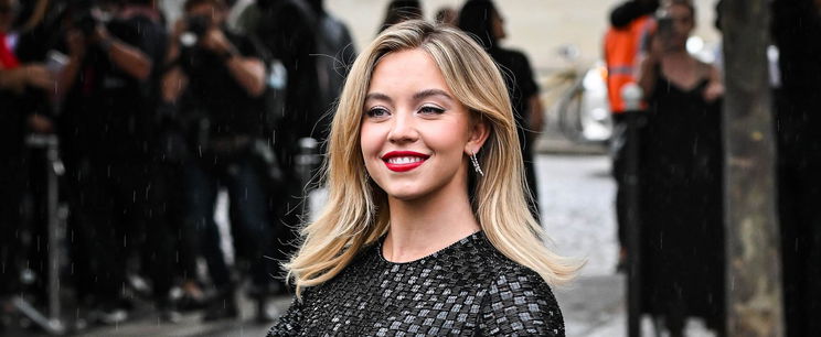 Sydney Sweeney hatalmas mellei kibuggyannak a felsőjéből, az Eufória sztárjánál nincs kívánatosabb bombázó most a világon