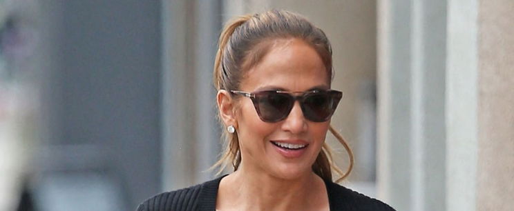 Jennifer Lopez túl magasra húzta fel a szoknyáját, miközben leült a kanapéra, elképesztő fotó készült