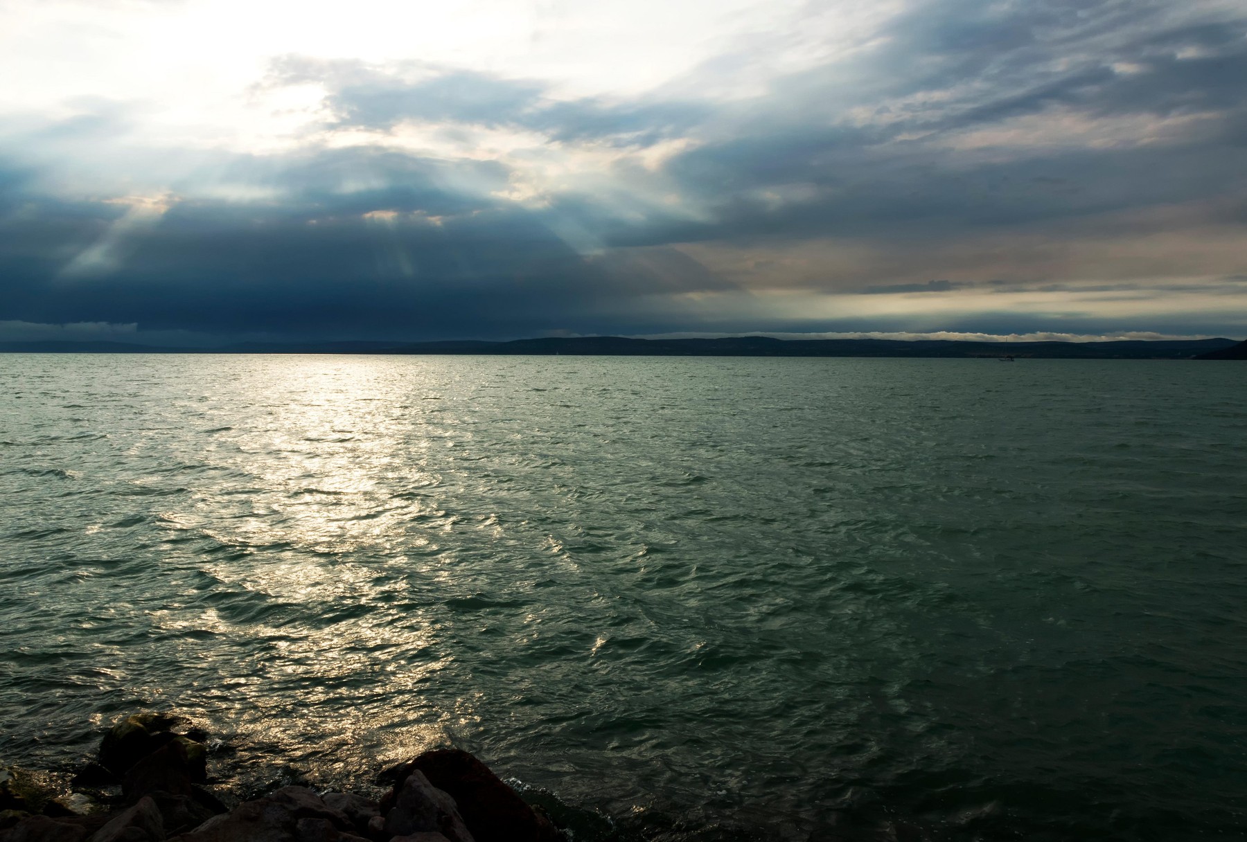 Több ezer ember özönlött a Balatonhoz szombaton, ez az oka, hogy több helyet lezártak a tónál 