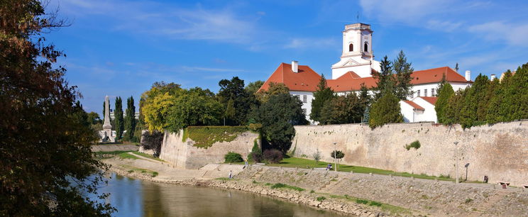 Brutális látvány egy magyar városban, Napóleon ágyúgolyója ma is ott van egy ház falába fúródva