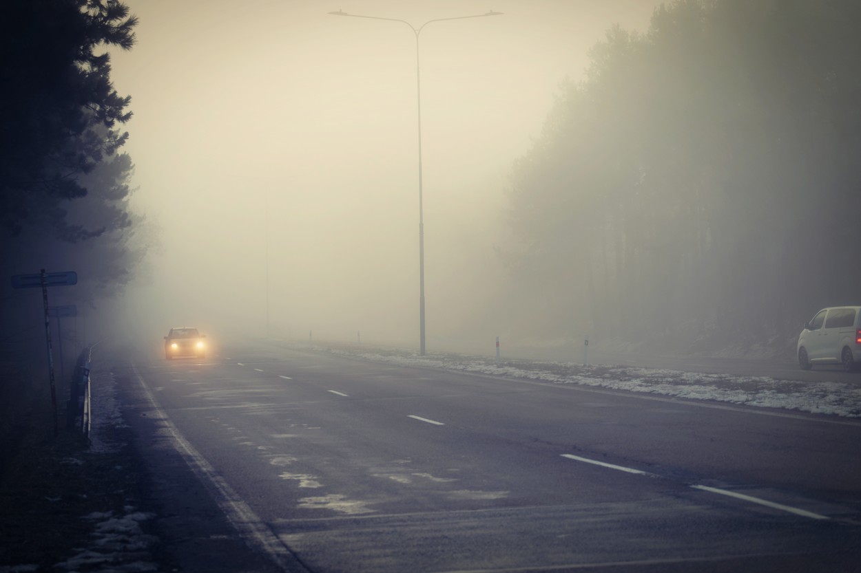 Lecsap a sűrű köd az ország egyik részén, azonnal közölték a figyelmeztetést a meteorológusok