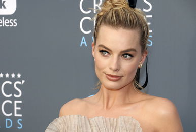 Margot Robbie keblei zabolázatlanul törtek elő egy kínos pillanatban, fotósok hada között mondott csődöt apró ruhája