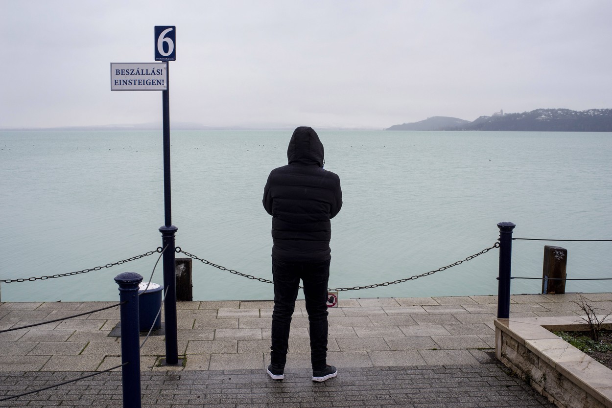 Szürreális felvételek terjednek a Balatonról, szörnyű dolog történt a magyarok kedvenc helyével