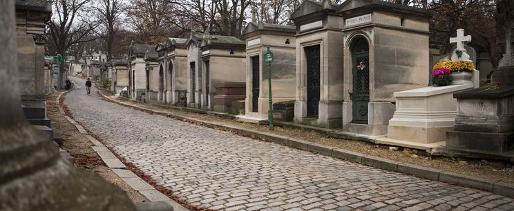 Vérlázító jelenetek a Pesterzsébeti temetőben, az autós nem akart hinni a szemének amikor meglátta mi történt