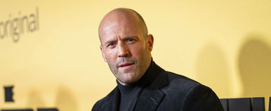 Így néz ki Jason Statham magyar hangja, aki a Szomszédokban lett az ország kedvence