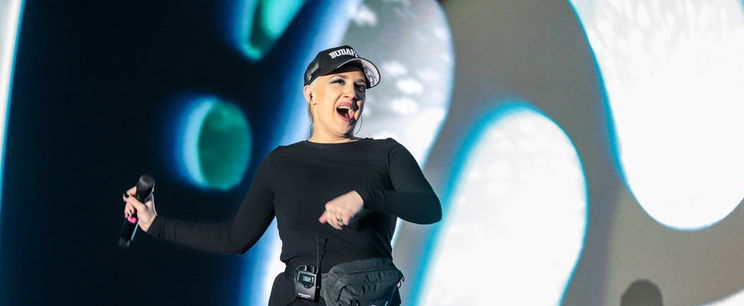 Tóth Gabi közszemlére tette, amit csak a Fricskás fiúnak szabadna látnia, nyilvánosan kipakolta méretes kebleit