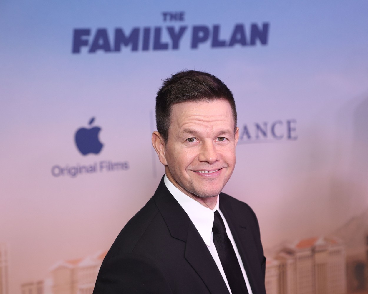 Mark Wahlberg hirtelen egy magyar szót kezdett el ismételgetni, teljesen átköltötte az egyik legnagyobb slágerünket