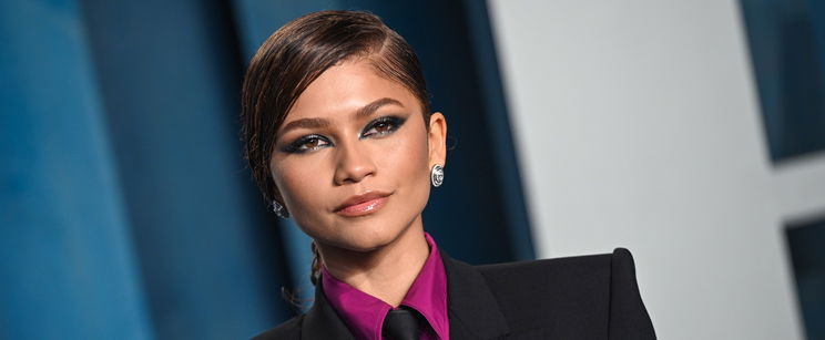 Zendaya fedetlen melleivel reklámozzák az év legjobban várt filmjét, de a lábai között is csak egy vékony fémlemez takarja a színésznőt