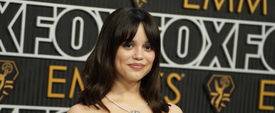 Az álomszép Jenna Ortega elképesztő kacér ruhában teszi közszemlére formás idomait
