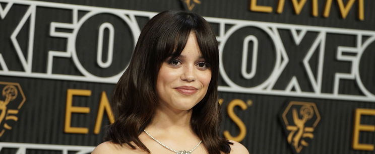 Az álomszép Jenna Ortega elképesztő kacér ruhában teszi közszemlére formás idomait