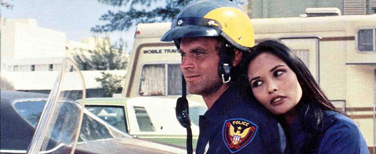 Világhírű pornósztár csavarta el Terence Hill fejét a Bűnvadászok-ban, az egzotikus szépségű Laura Gemser felnőttfilmesként lett ismert