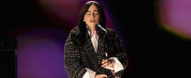 Billie Eilish megmutatta óriási kebleit amit kisebbre műttetne, teljesen a kamerába tolta az XXL méretet